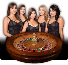 Dealer profesional membagikan kartu di meja Infinite Blackjack